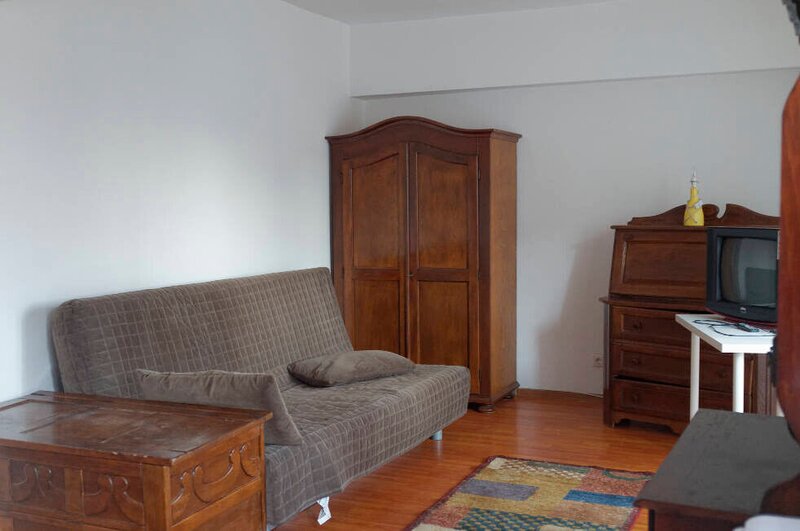 Ion Mihalache, Banu Manta, inchiriere garsoniera.